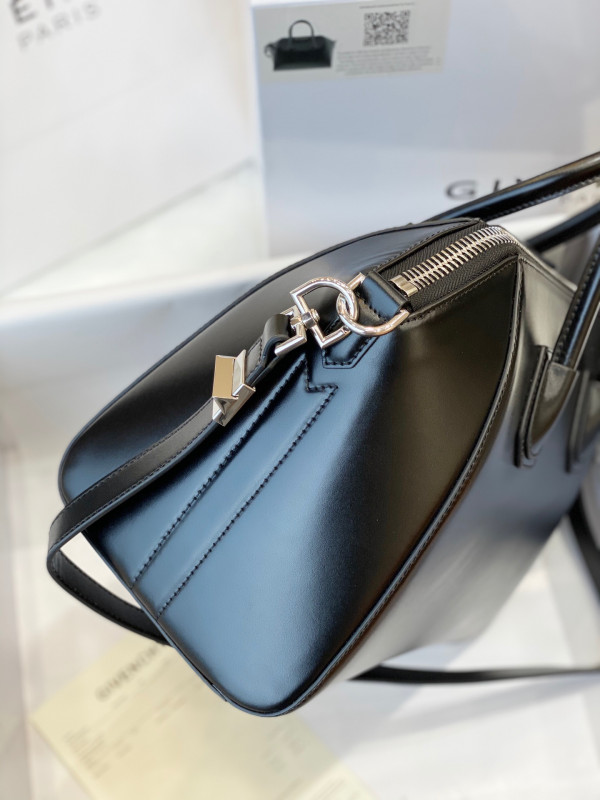 GIENVCHY ANTIGONA MINI/SMALL/MEDIUM IN SMOOTH LEATHER