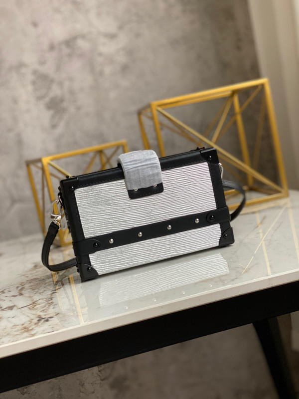 l0*is V*t0n petite malle