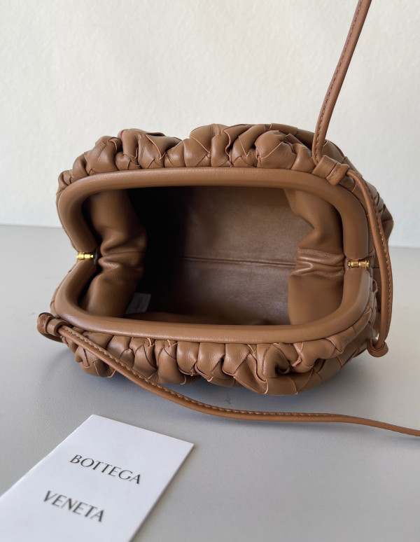 bo*te*ga Ve*ne*ta mini pouch