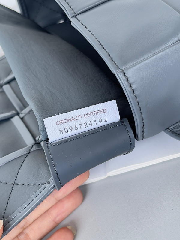 bo*te*ga Ve*ne*ta cassette belt bag