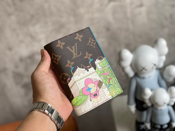 l0*is V*t0n passport cover