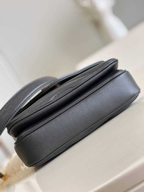 l0*is V*t0n new wave chain bag pm