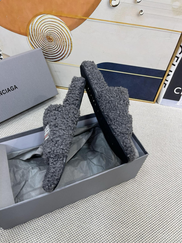 Ba*len*cia*ga sandals