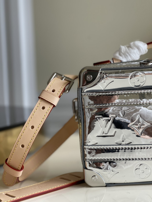 l0*is V*t0n handle trunk