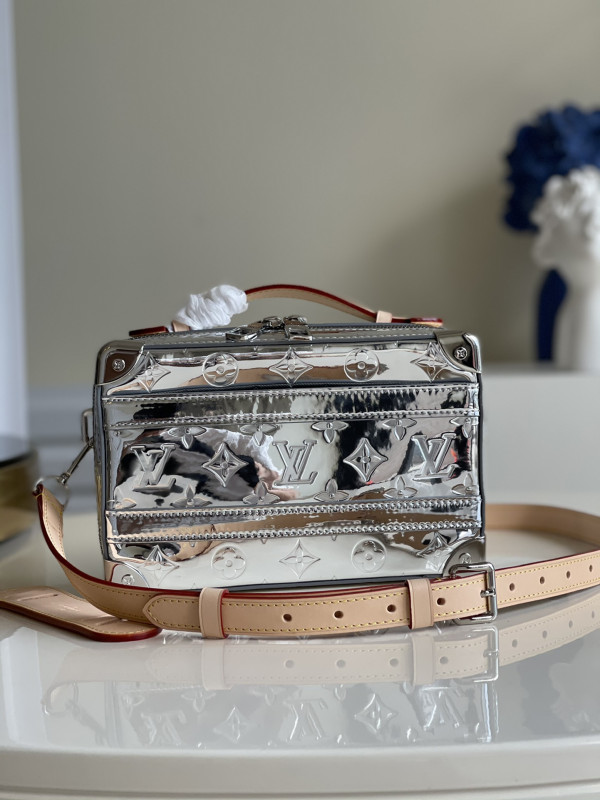 l0*is V*t0n handle trunk