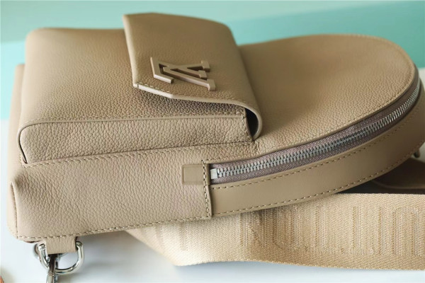 l0*is V*t0n pilot slingbag