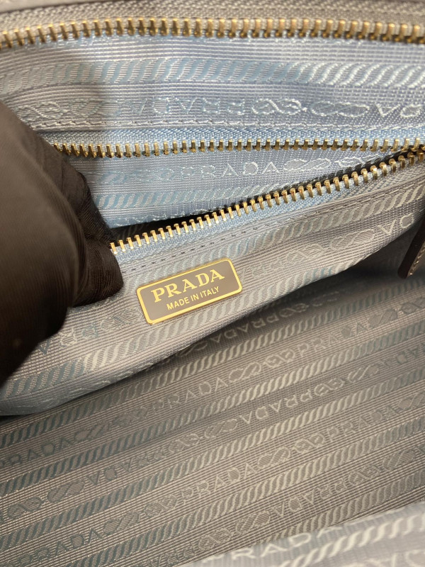 Pra*a medium leather handbag