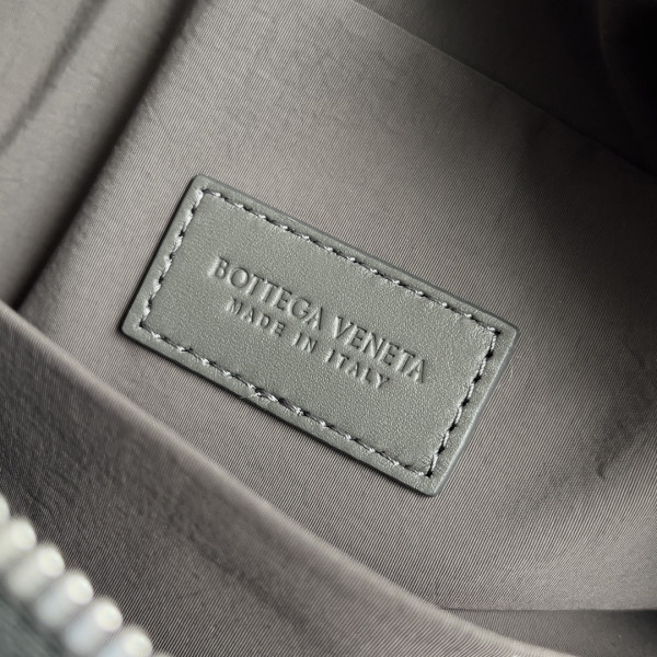 bo*te*ga Ve*ne*ta  intrecciato leather wallet-on-strap