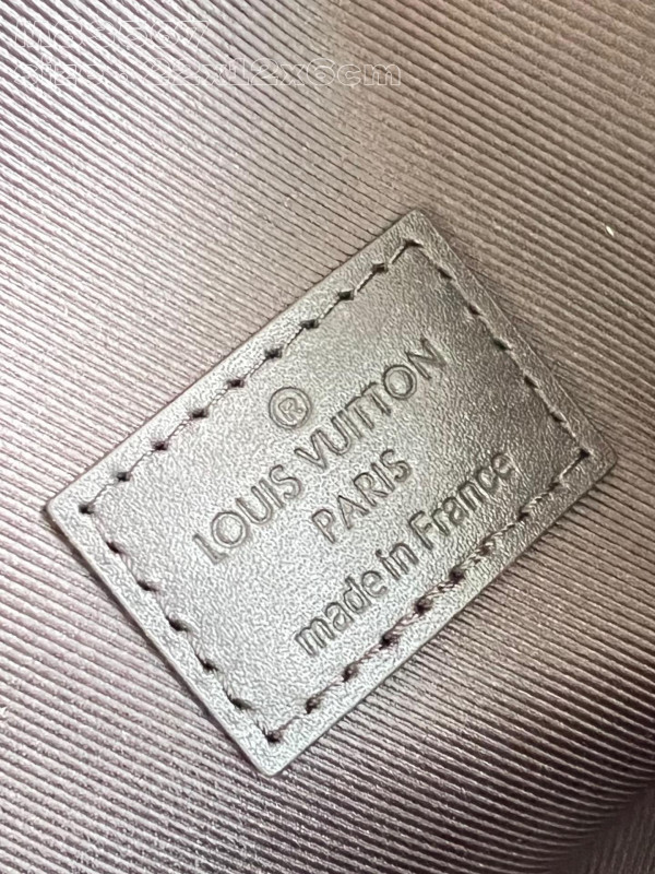 l0*is V*t0n montsouris wearable wallet