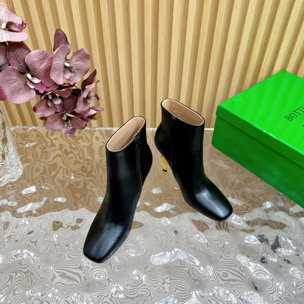 bo*te*ga Ve*ne*ta  knot ankle boot