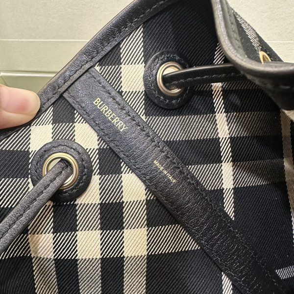 B**rry medium check drawstring pouch​