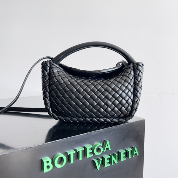 bo*te*ga Ve*ne*ta mini cobble top handle