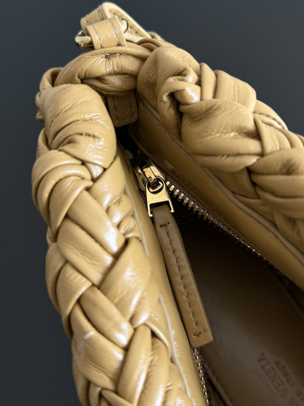 bo*te*ga Ve*ne*ta kalimero cha cha