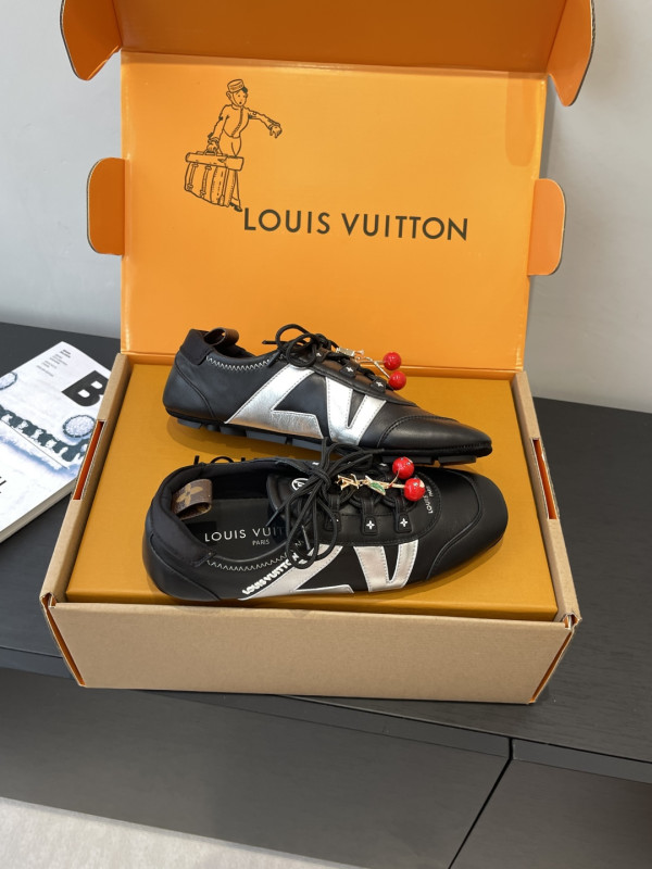 l0*is V*t0n sneakerina